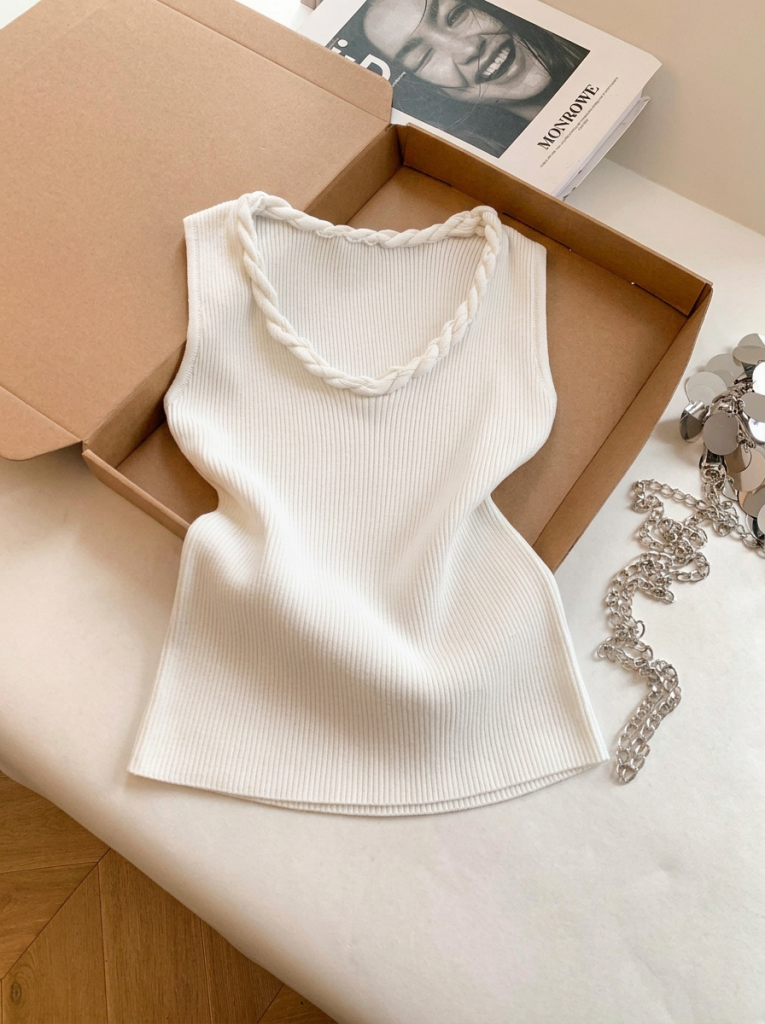 Minimalist Sleeveless Knit Tank Top for Women U-Neck Slim Fit Summer 2026