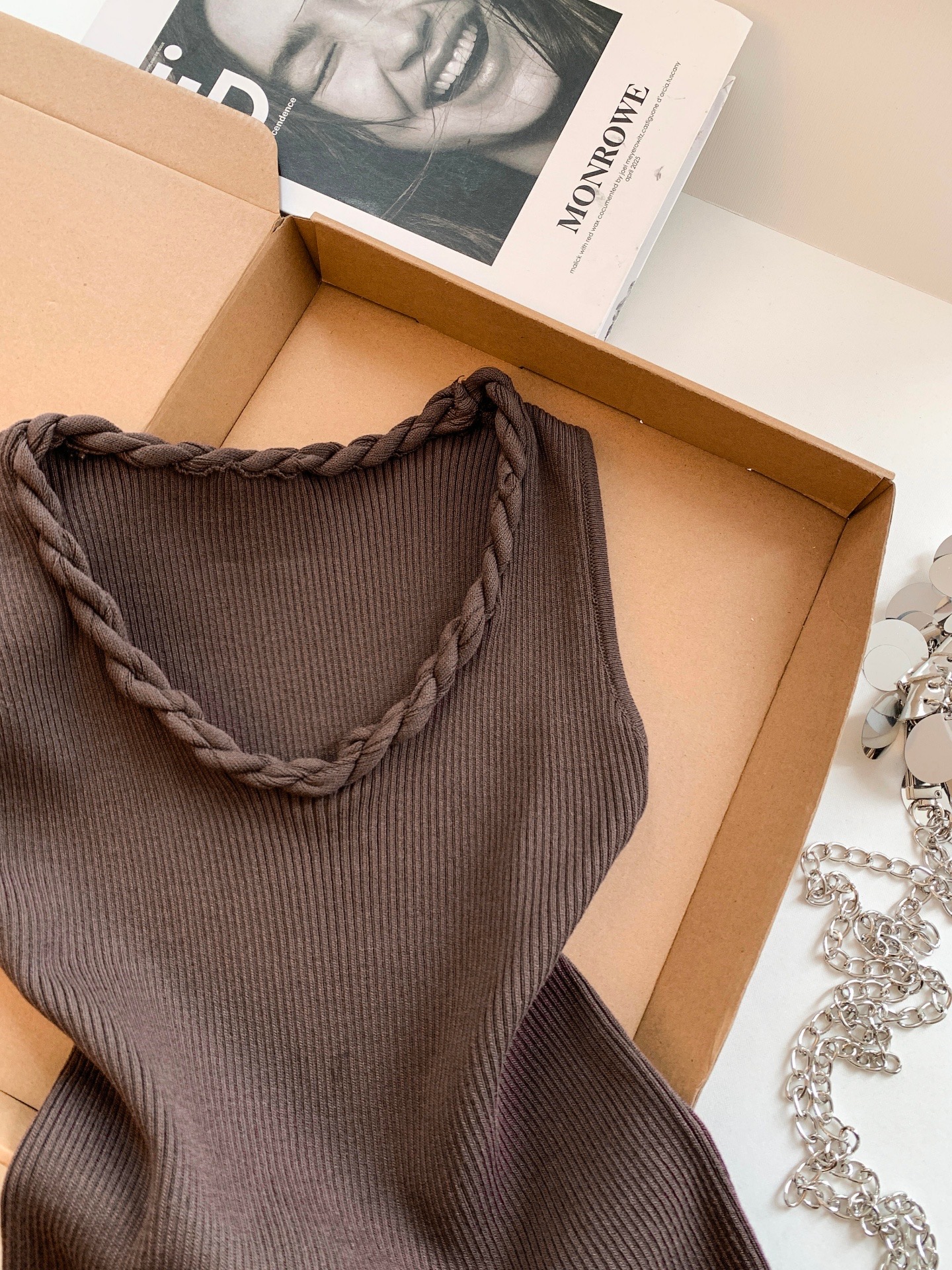 Minimalist Sleeveless Knit Tank Top for Women U-Neck Slim Fit Summer 2026 - Image 4